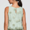 Varrukateta naiste pluus lilleaplikatsioonidega Ombre Clothing - Thumbnail Image 3