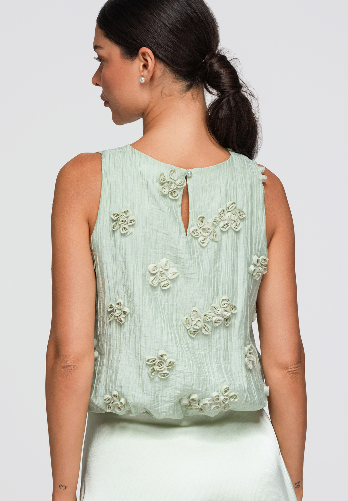 Varrukateta naiste pluus lilleaplikatsioonidega Ombre Clothing - Image 3