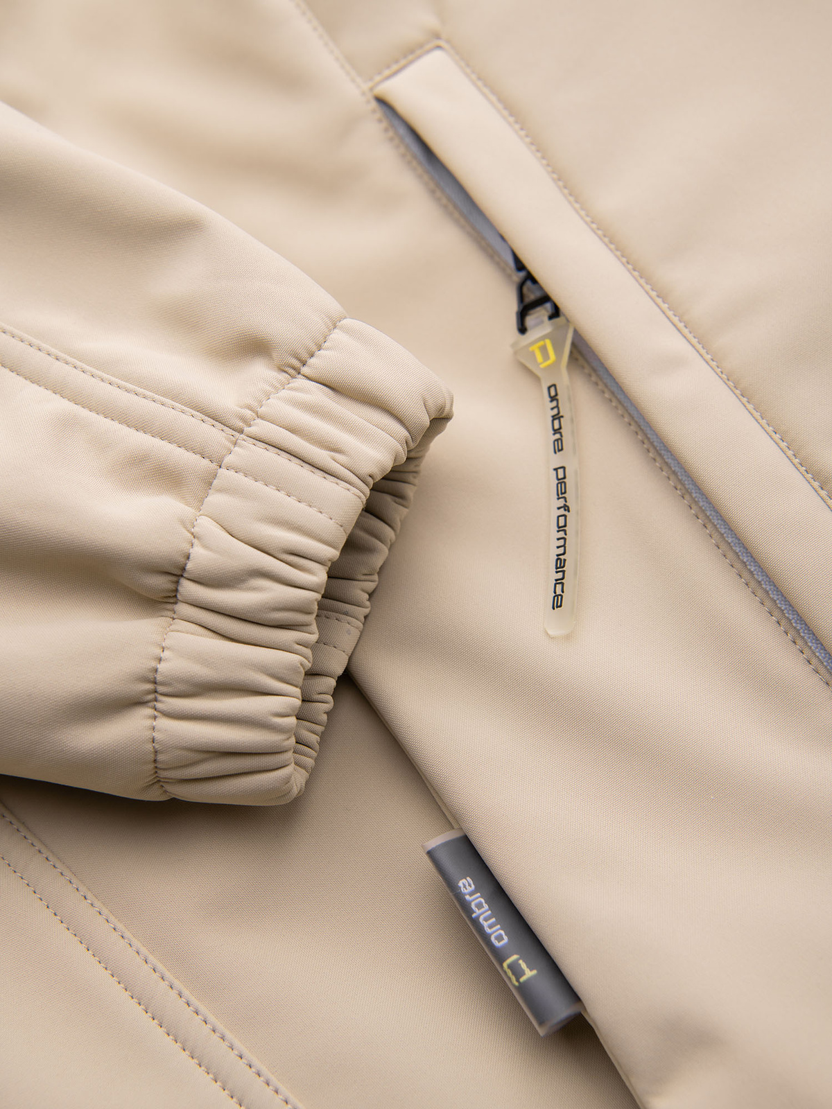 Meeste SOFTSHELL jakk fliisvoodri ja kapuutsiga – liivavärvi - Image 5