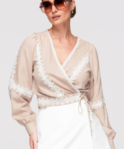 Larica pitsdetailidega naiste ümbrikpluus