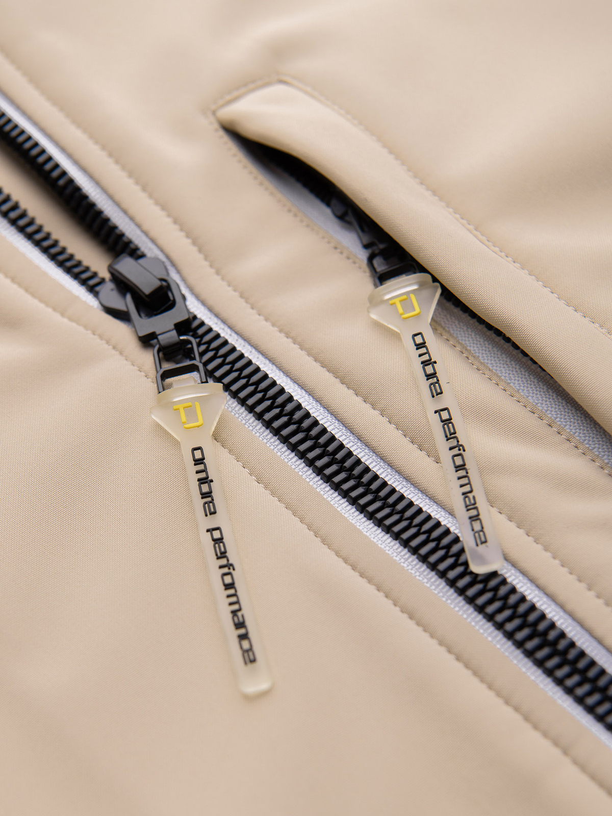 Meeste SOFTSHELL jakk fliisvoodri ja kapuutsiga – liivavärvi - Image 4