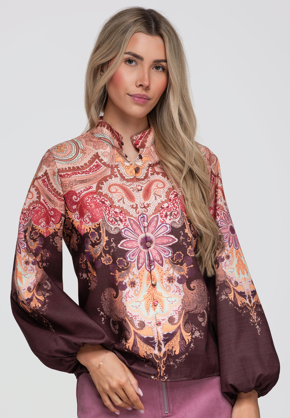 Naiste püstkrae ja mustriga pluus Ombre Clothing - Image 5