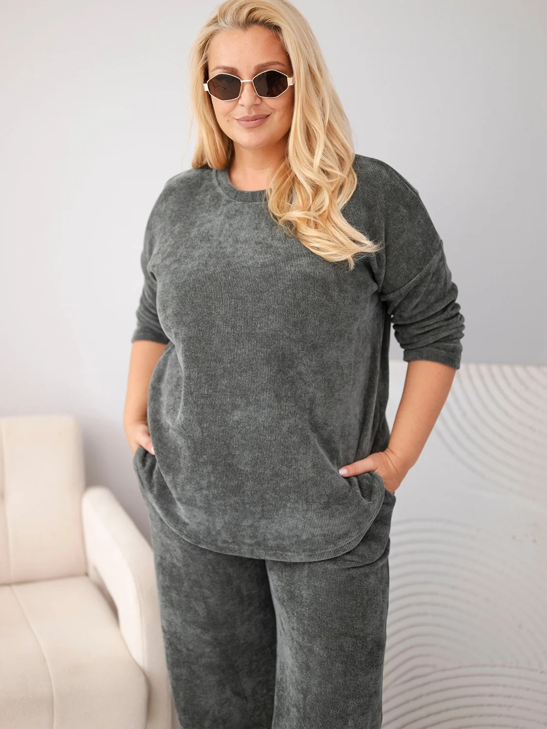 Plus Size naiste velvetist komplekt pusa ja laiade pükstega Kesi - Image 1