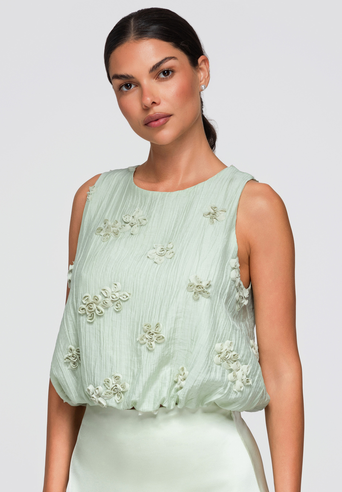 Varrukateta naiste pluus lilleaplikatsioonidega Ombre Clothing - Image 1
