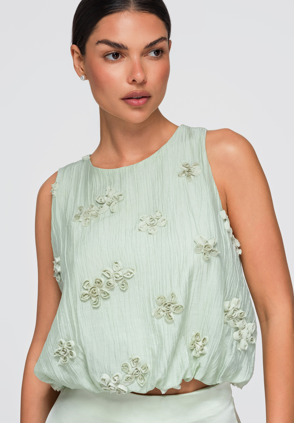 Varrukateta naiste pluus lilleaplikatsioonidega Ombre Clothing - Image 5