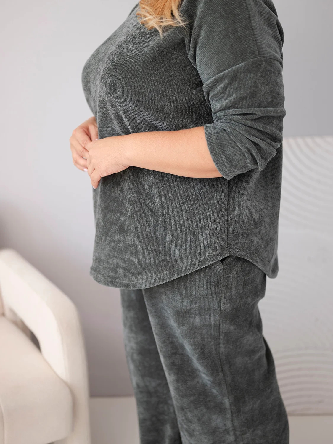 Plus Size naiste velvetist komplekt pusa ja laiade pükstega Kesi - Image 19