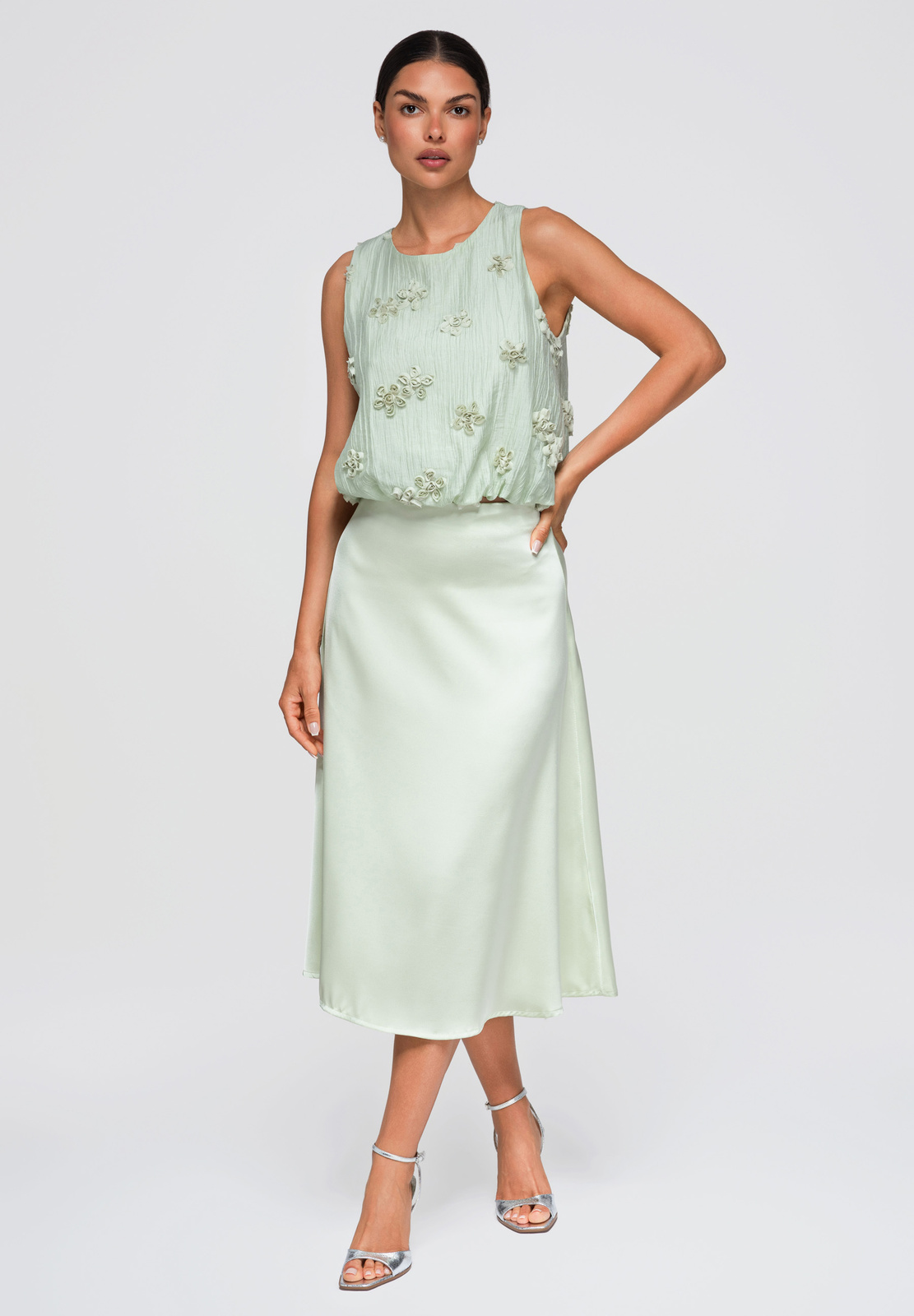 Varrukateta naiste pluus lilleaplikatsioonidega Ombre Clothing - Image 4