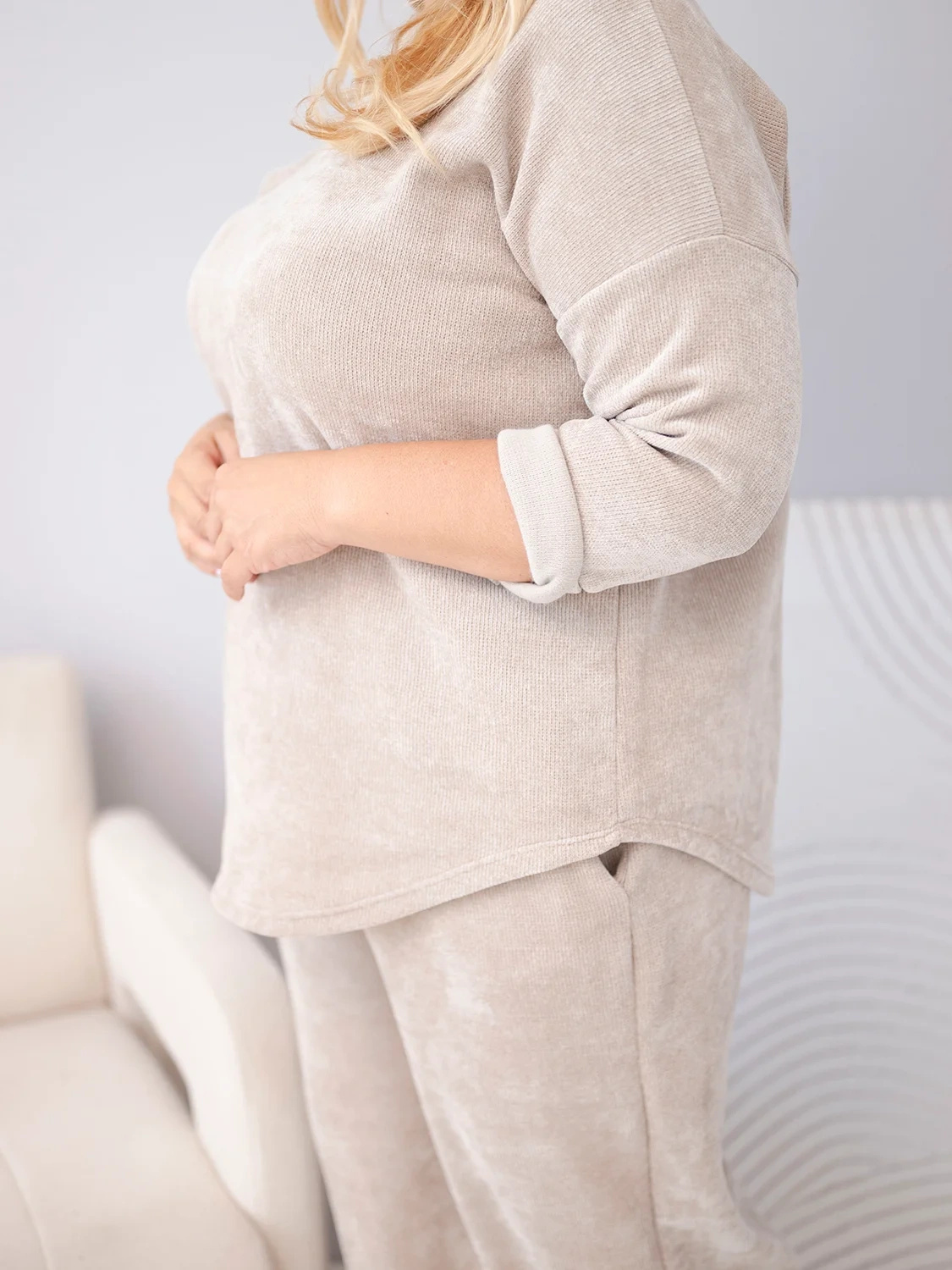 Plus Size naiste velvetist komplekt pusa ja laiade pükstega Kesi - Image 12